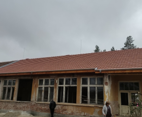 Продължават строителните дейности в селата. Община Сливен ремонтира покрива на сградата на кметството в Средорек   
